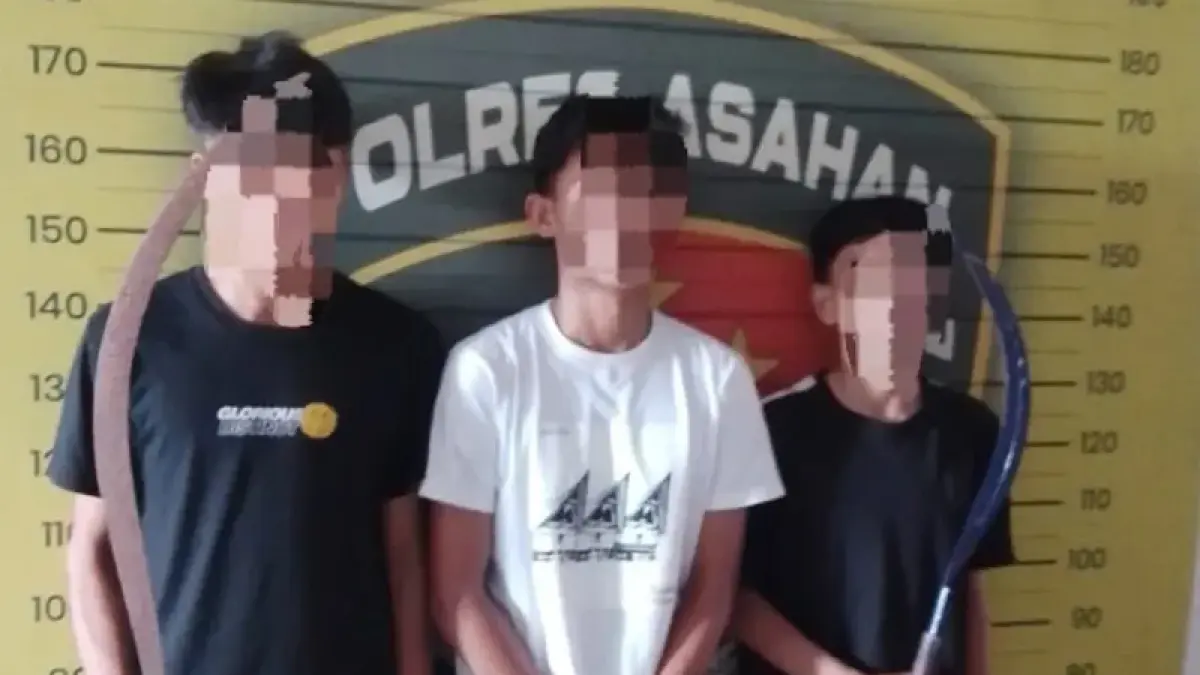 Tiga remaja di Kisaran yang diamankan karena membawa senjata tajam.