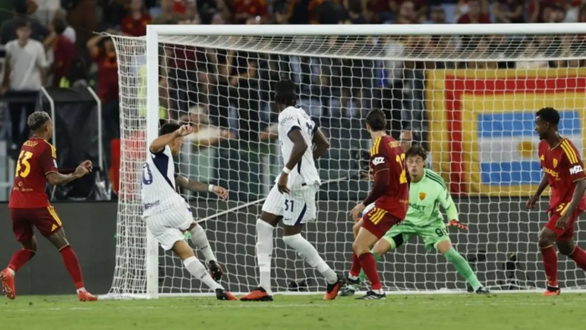 Lautaro Martinez mencetak gol ke gawang AS Roma.
