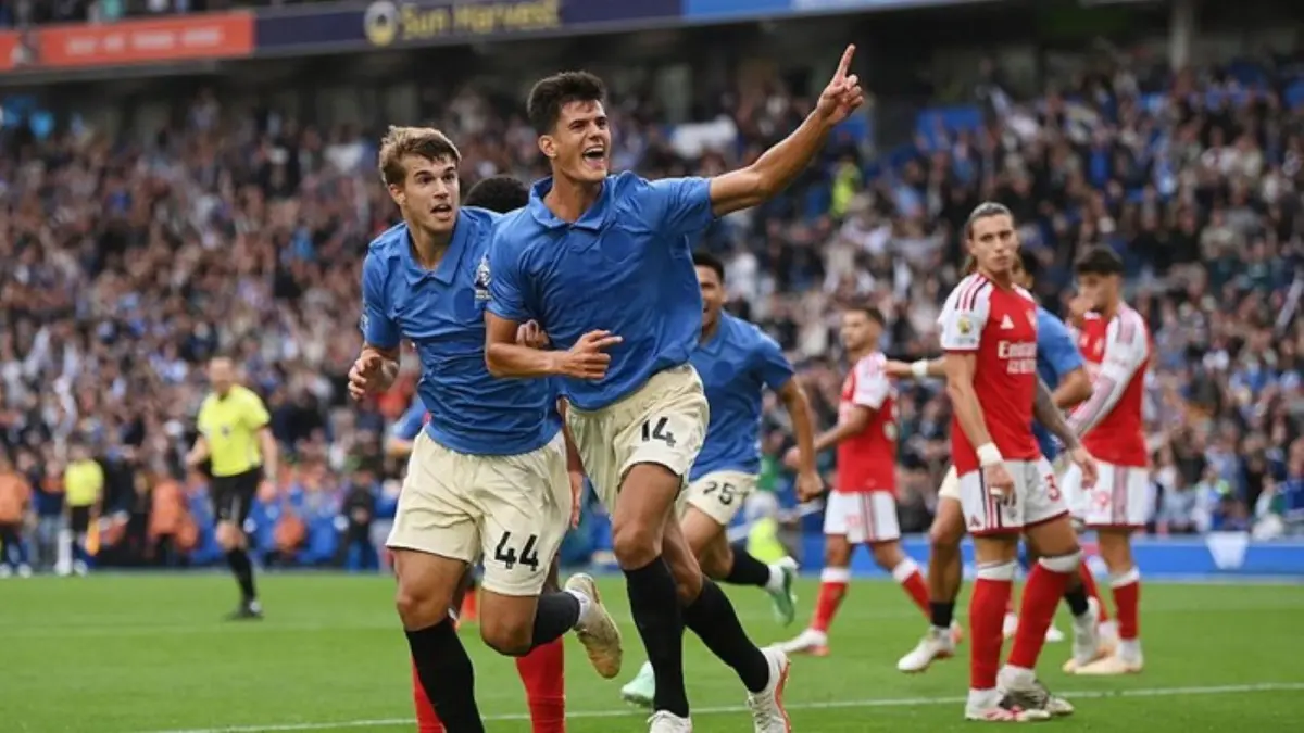 Pemain Brighton & Hove Albion merayakan kemenangan atas Arsenal.