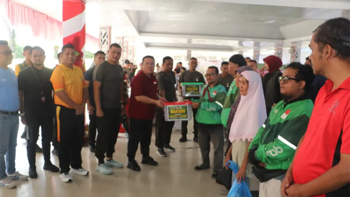 Wali Kota Pematangsiantar Wesly Silalahi dan Dandim 0207/Simalungun Letkol Inf Agus Muchtadi Rangkuti saat baksoskes.