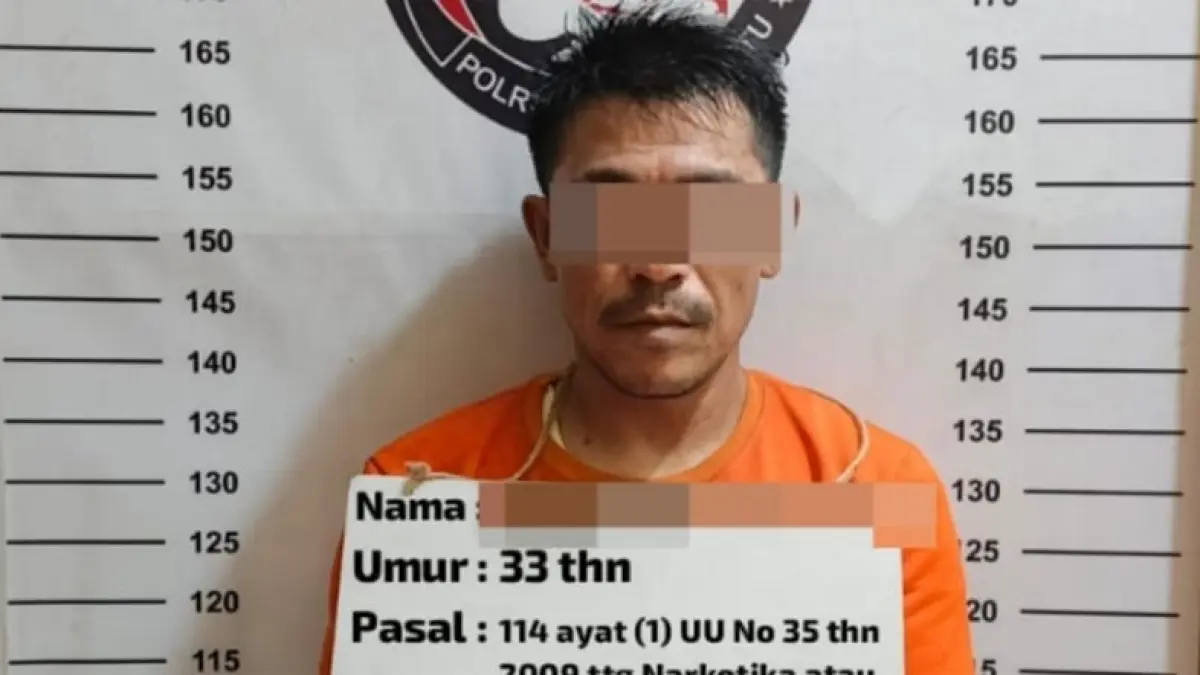 Tersangka saat diamankan polisi.