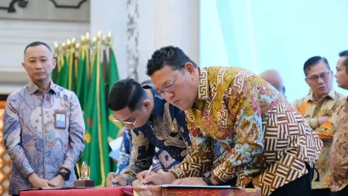 Wakil Wali Kota Sibolga Pantas Maruba Lumban Tobing bersama Ketua DPRD Sibolga Ansyar Afandi Paranginangin menandatangani Komitmen menutup celah korupsi.