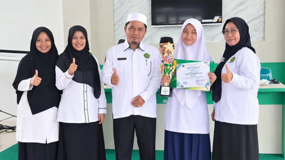 Nazlaturrahmi, meraih Juara 2 Bidang Matematika Olimpiade Madrasah Indonesia (OMI) 2026 Tingkat Labura.