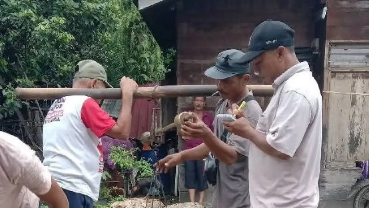 Para petani di Pinangsori saat menjual hasil sadapan getah karet kepada pengepul di pasar. (Foto: Istimewa)
