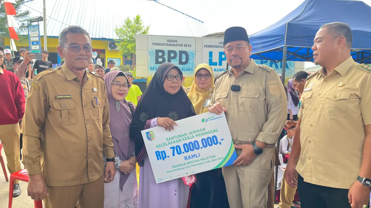 Pemkab Batu Bara dan BPJS Ketenagakerjaan menyerahkan santunan jaminan kematian kepada ahli waris seorang pekerja kapal.