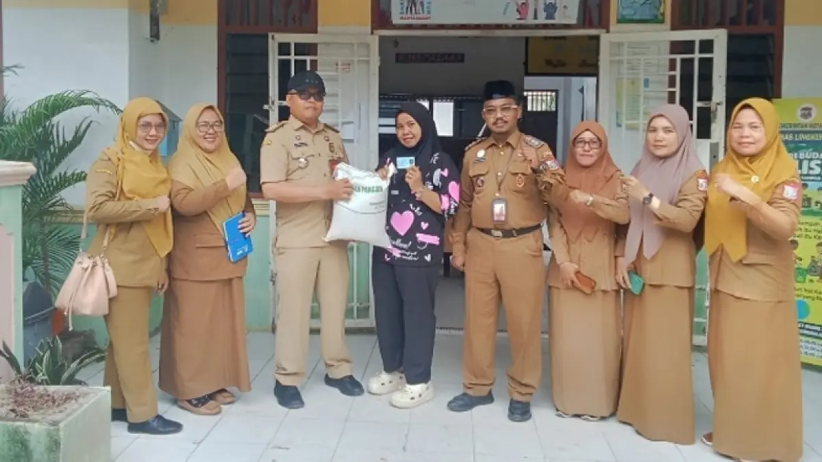 Penyerahan bansos pangan beras di Kecamatan Datuk Bandar Kota Tanjungbalai.