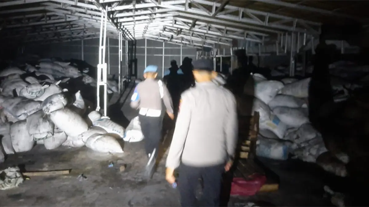 Polisi dan warga memeriksa tempat diduga gudang ballpres, namun hasilnya nihil.