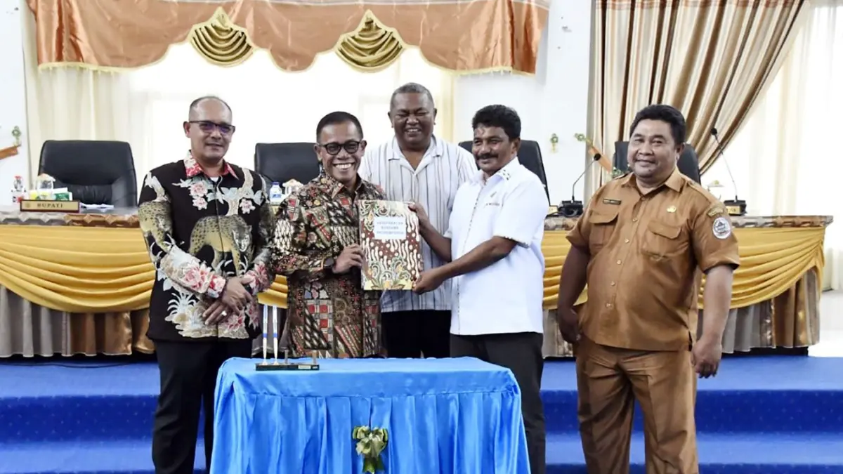 Bupati dan Ketua DPRD Tapteng memperlihatkan dokumen tiga Ranperda yang disepakati.