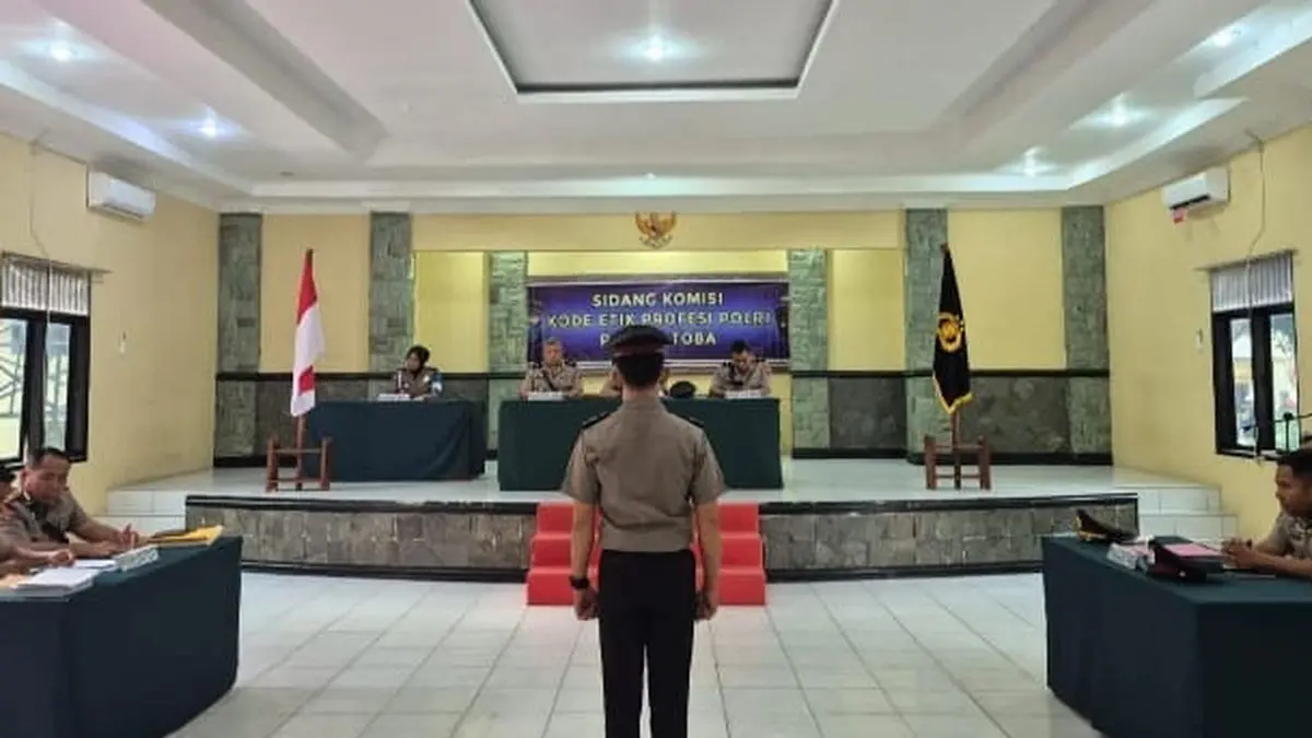 Polres Toba menggelar sidang kode etik terkait kasus penyalahgunaan sabu yang dilakukan personilnya Briptu MF, Kamis (17/9/2026).