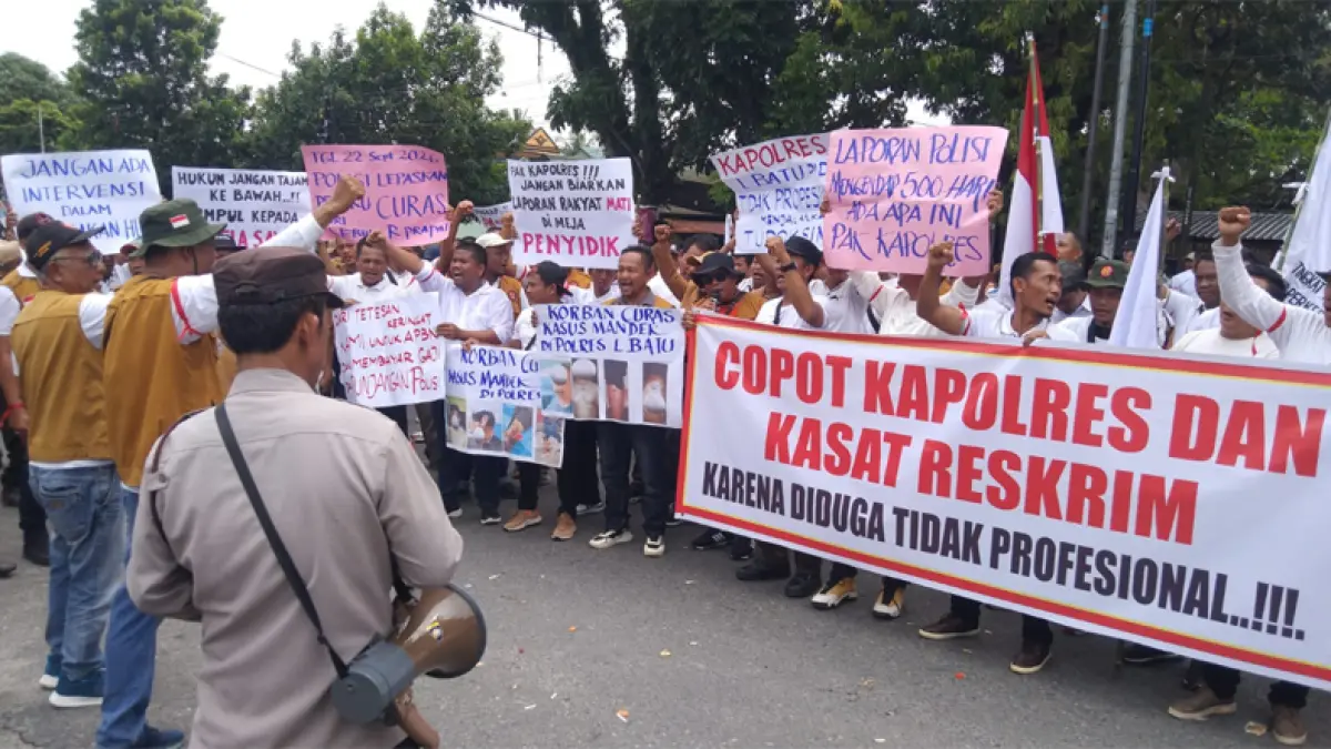 Ratusan anggota SPBun PTPN IV Regional 1 saat menggelar unjuk rasa di depan Mapolres Labuhanbatu.