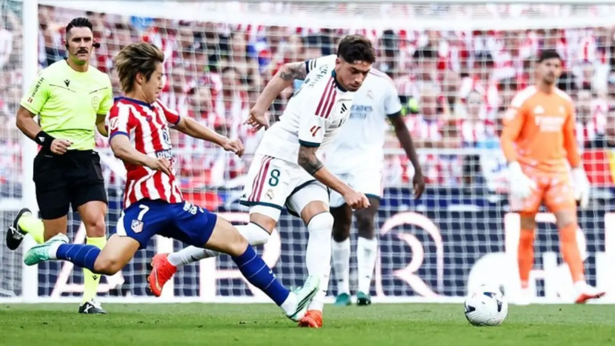 Valverde cedera pada pergelangan kaki usai kena tekel di derby Madrid.