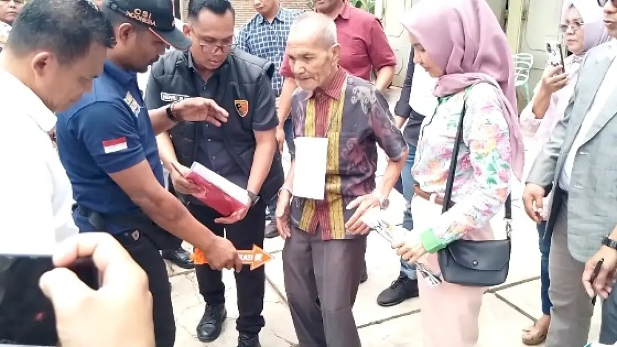 Jhonatan Siregar didampingi keluarga saat Pra Rekontruksi Kamis (24/9/2026).