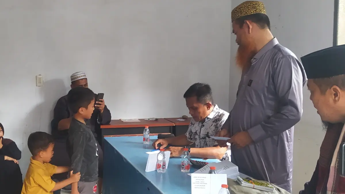 Pengurus Infaq Pasar Gelugur saat memberikan santunan kepada anak yatim di kantor Kelurahan Padang Matinggi.