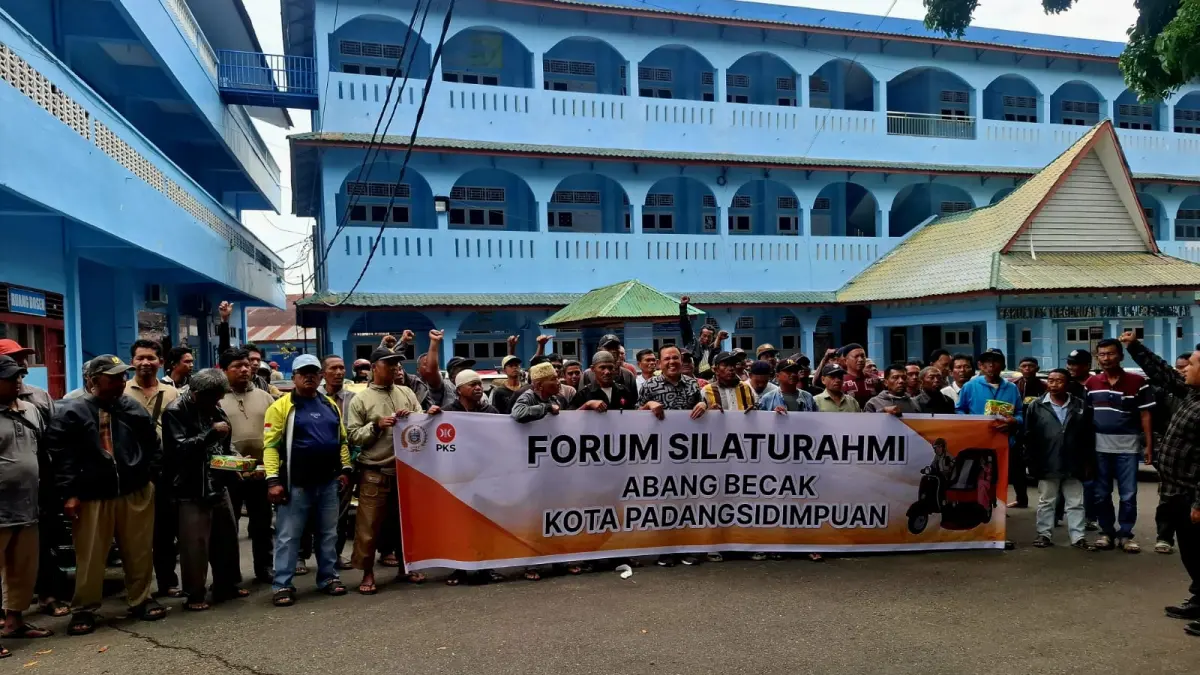Abdul Rahim Siregar bersama ratusan penarik becak di UM-Tapsel, Kota Padangsidimpuan, Minggu (27/9/2026). (Samman/MetroDaily)