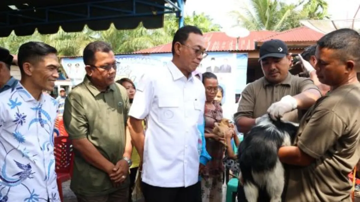 Bupati Tapsel H. Gus Irawan Pasaribu membuka vaksinasi rabies massal di Lingkungan II Siopat-Opat, Angkola Selatan, Sabtu (26/9/2026).