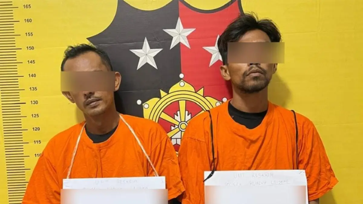 Kedua tersangka saat diamankan polisi.