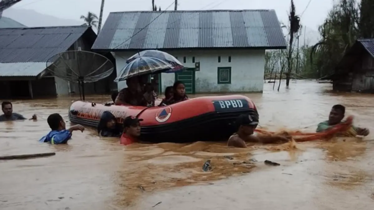 Petugas BPBD Tapanuli Tengah membantu warga saat banjir melanda sejumlah wilayah Tapteng, Sabtu (26/9/2026).