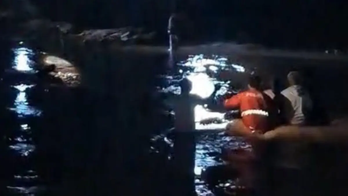 Tim kepolisian membantu warga terdampak banjir di wilayah Tukka dan Pandan, Tapanuli Tengah, Sabtu (26/9/2026) malam.