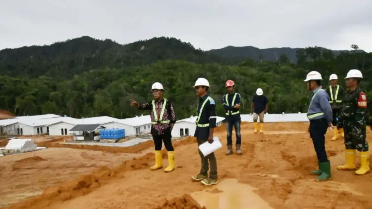Bupati Tapanuli Tengah Masinton Pasaribu meninjau progres pembangunan 120 unit Huntara di Kelurahan Bonalumban, Kecamatan Tukka, Minggu (2792026).