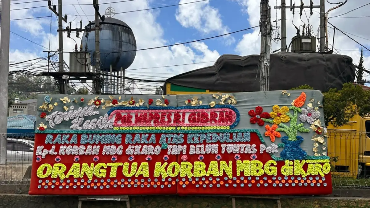 Dua papan bunga dari orangtua korban dugaan keracunan MBG dipasang di dekat Tugu Perjuangan Berastagi, Karo, Kamis (24/9/2026).