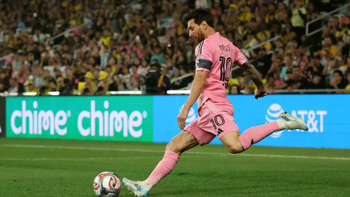 Lionel Messi mencetak gol tendangan bebas indah saat Inter Miami kalah 1-2 dari Columbus Crew dalam lanjutan MLS.