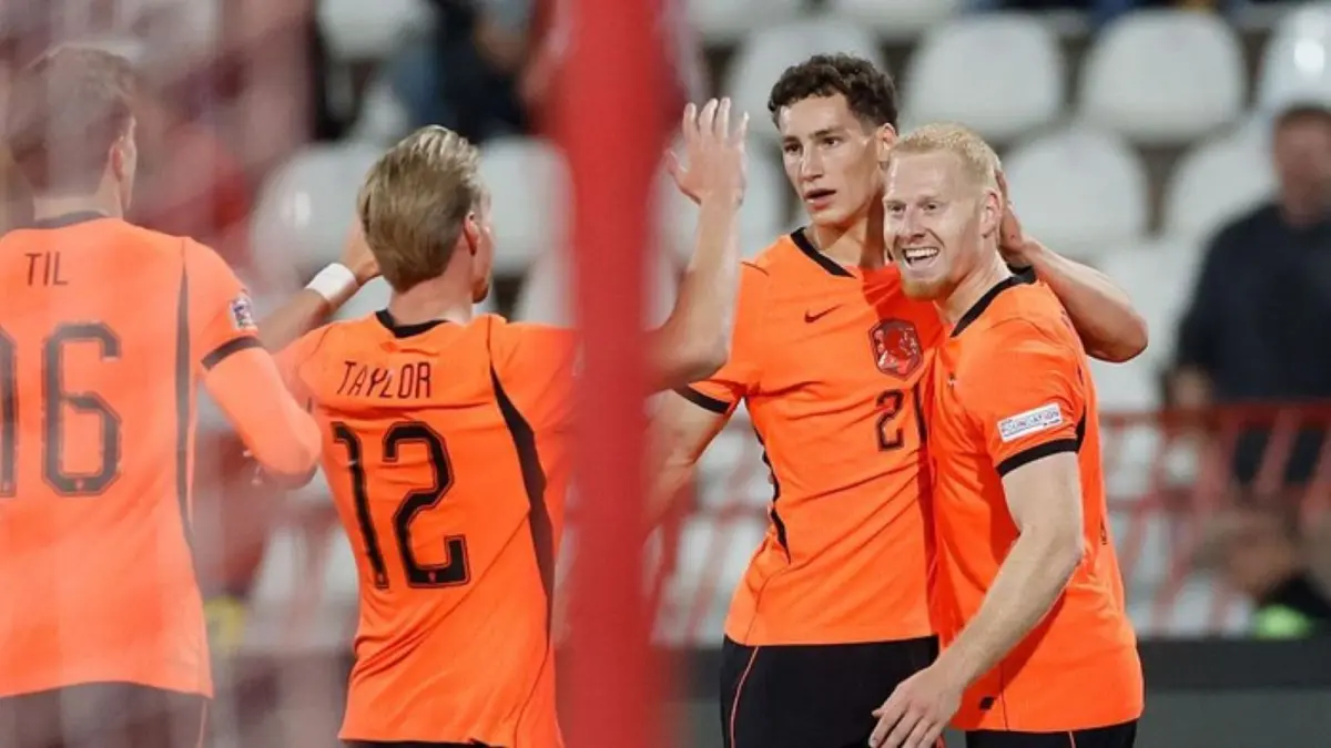 Mexx Meerdink merayakan gol bersama pemain Belanda saat mengalahkan Serbia 2-1 dalam UEFA Nations League 2026/2027.