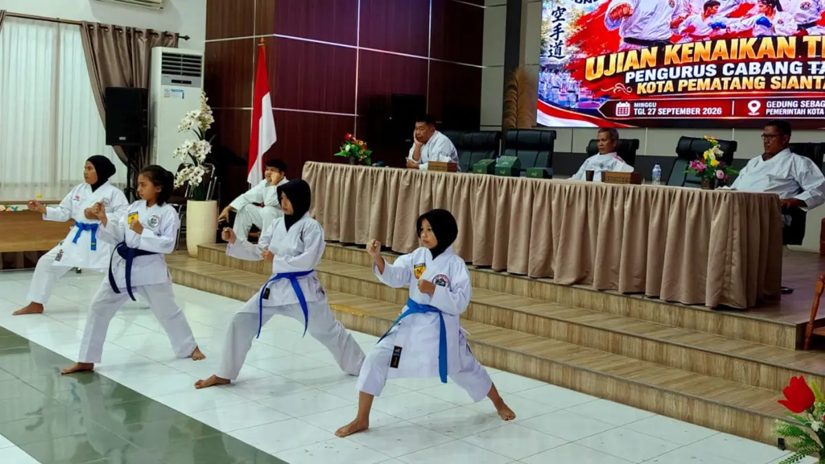 Nickyta Adler Bakkara (paling kanan), salah satu peserta terbaik UKT Karate-Do Tako Pematangsiantar, berhak naik dua tingkat.