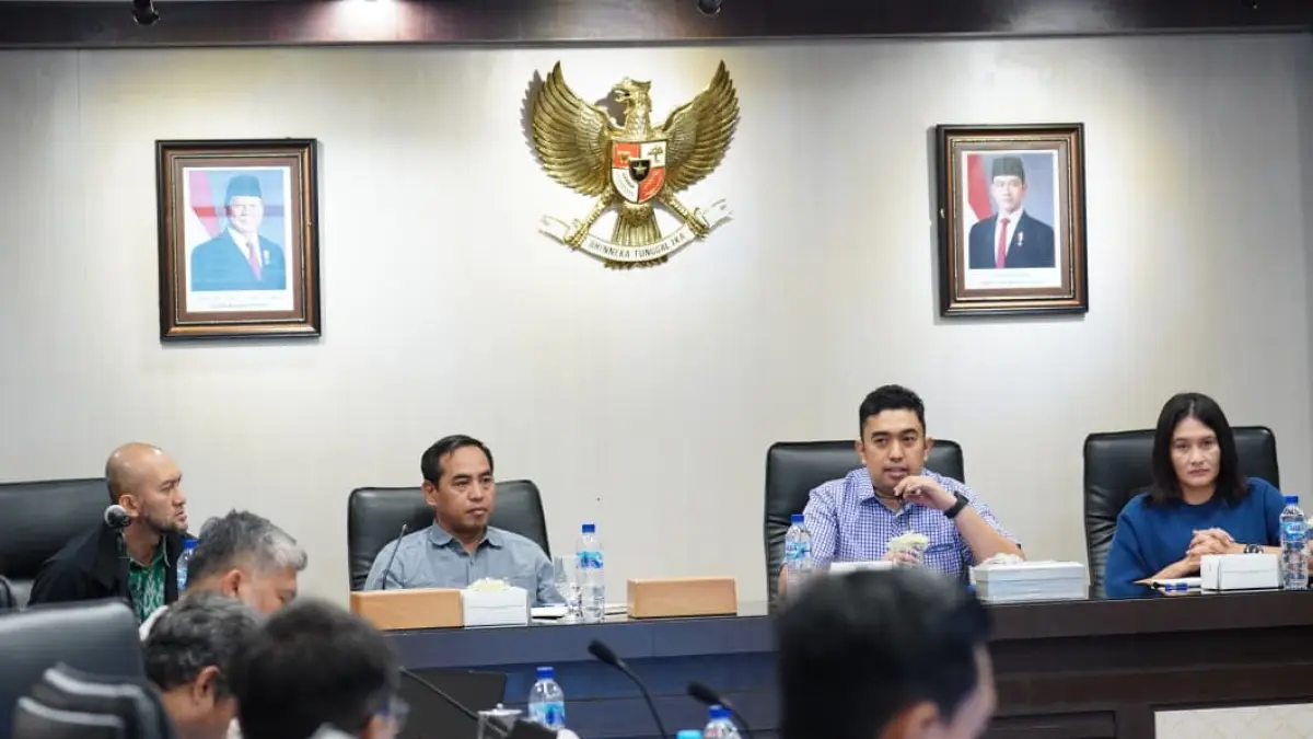Pj Sekda Kota Medan Erfin Fachrurrazi memimpin Diskusi Teknis Rencana Pematangan Lahan PSEL di Balai Kota Medan, Sabtu (26/9/2026).