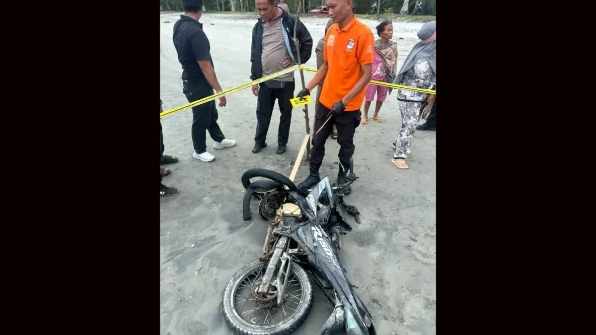 Polisi melakukan olah TKP dan mengamankan sepeda motor Jonas Sinaga yang ditemukan rusak di sekitar Pantai Binasi II, Tapteng.