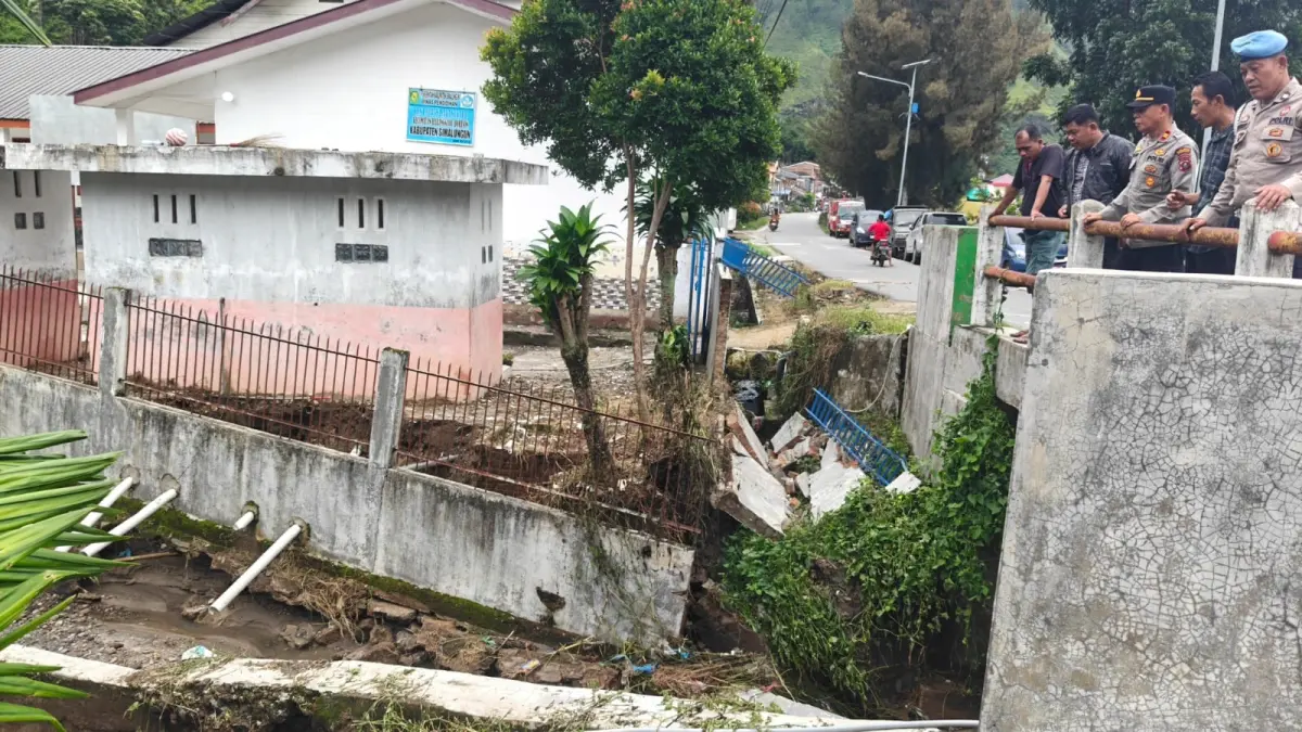 Salah satu rumah warga di Haranggaol, Simalungun, mengalami kerusakan setelah diterjang banjir.