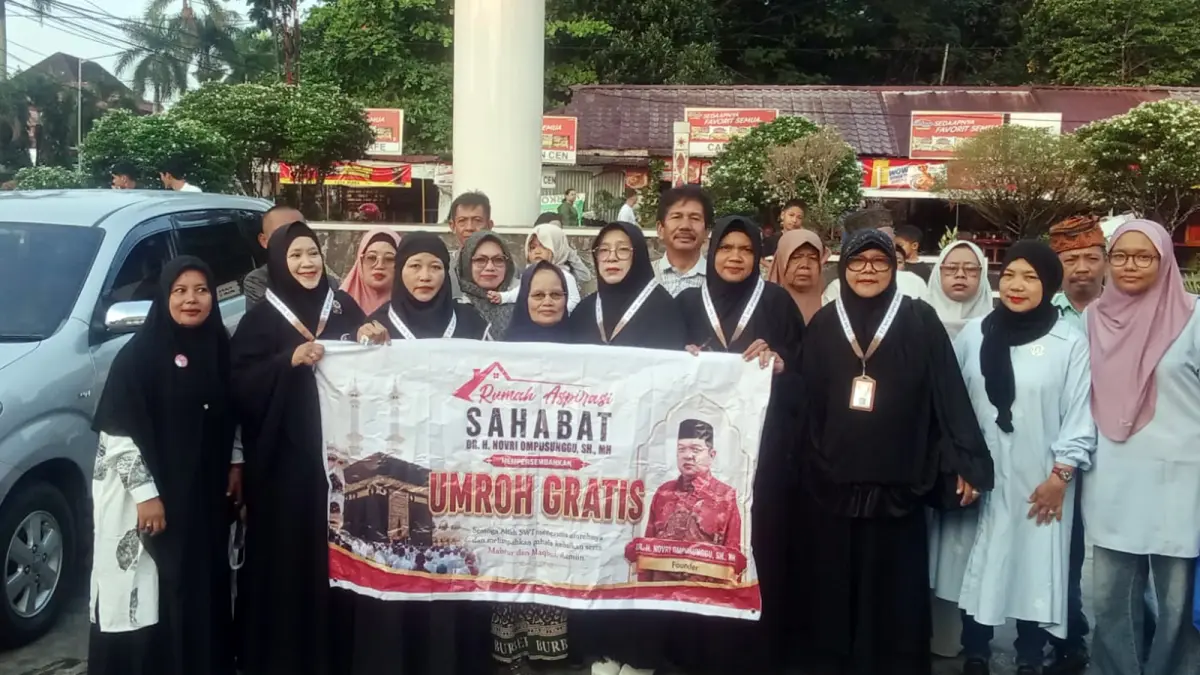 Enam warga Simalungun dan Pematangsiantar diberangkatkan umrah gratis melalui program Dr H Novri Ompusunggu di Lapangan Parkir Pariwisata, Siantar.