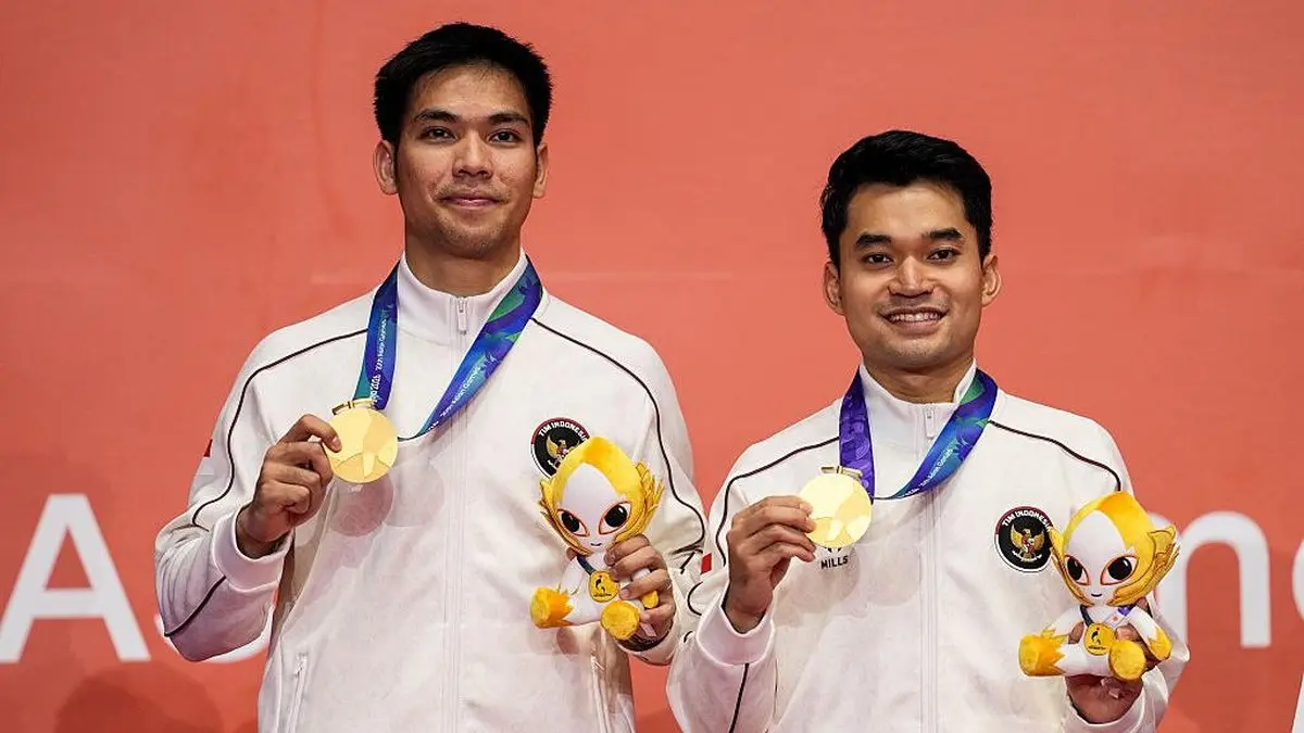 Leo Rolly Carnando/Daniel Marthin merayakan medali emas Asian Games 2026 setelah menang atas pasangan China di final ganda putra.