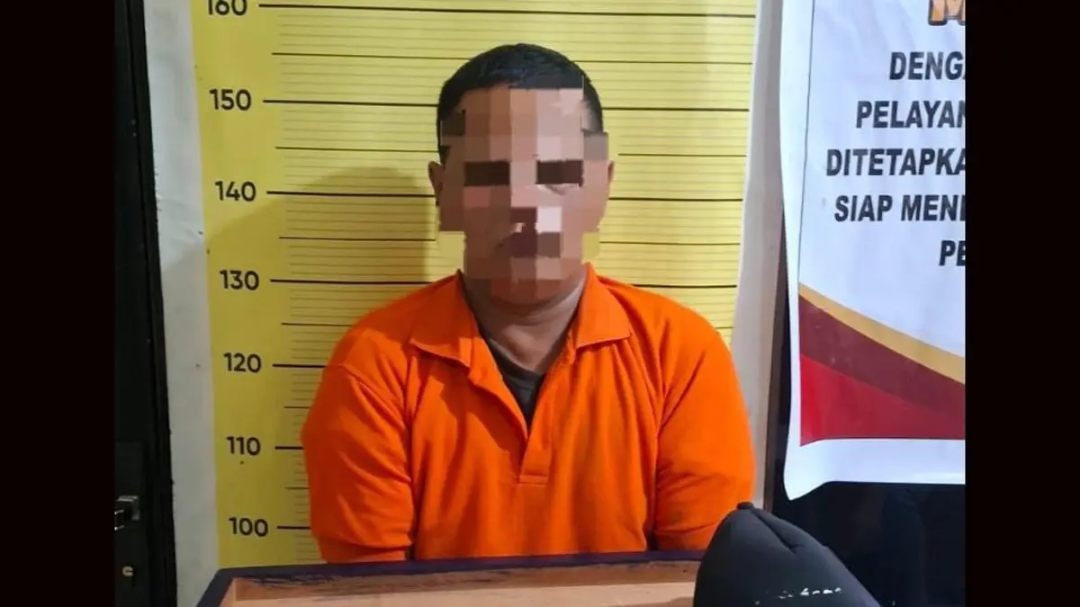 Petugas mengamankan JS alias H bersama barang bukti sabu 1,18 gram yang ditemukan tersimpan di dalam topi.