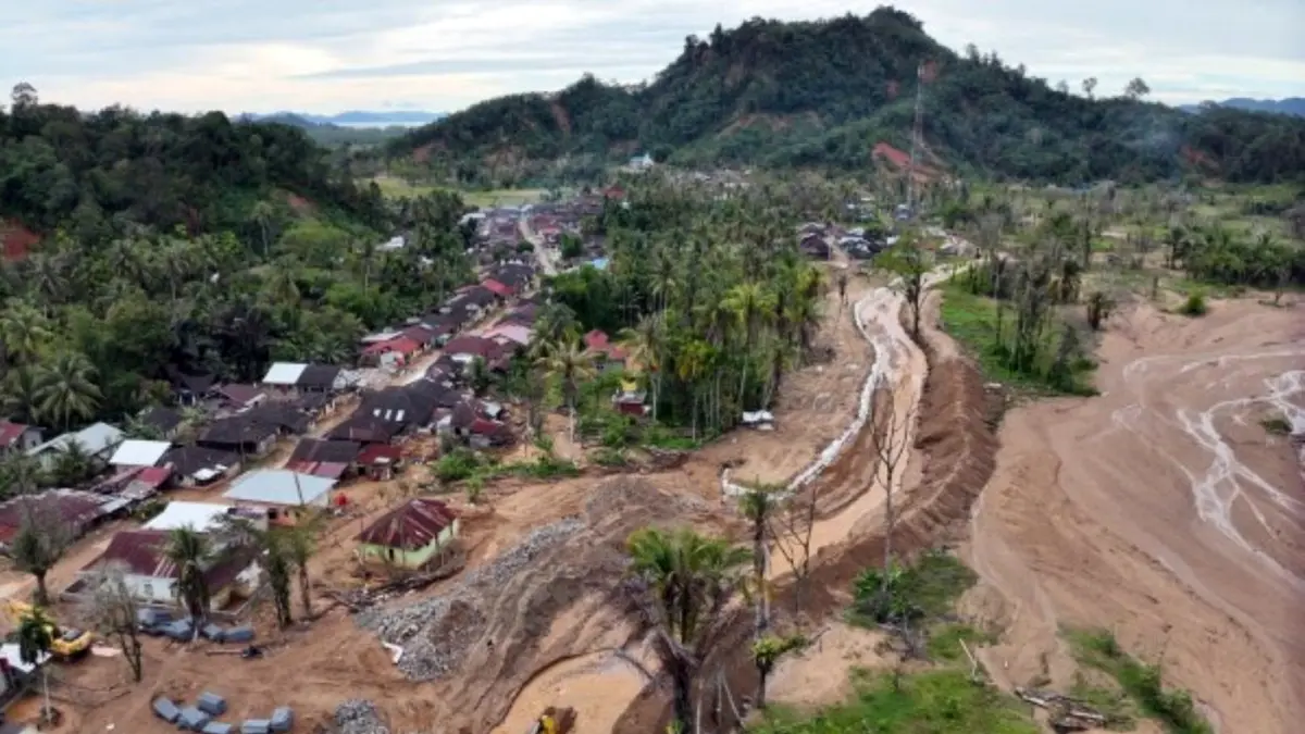 Tim BBWS Sumatera II Medan membuka alur sungai dan memperkuat tebing menggunakan geobag serta bronjong pascabanjir di Tapanuli Tengah. (f: Kementerian PU)