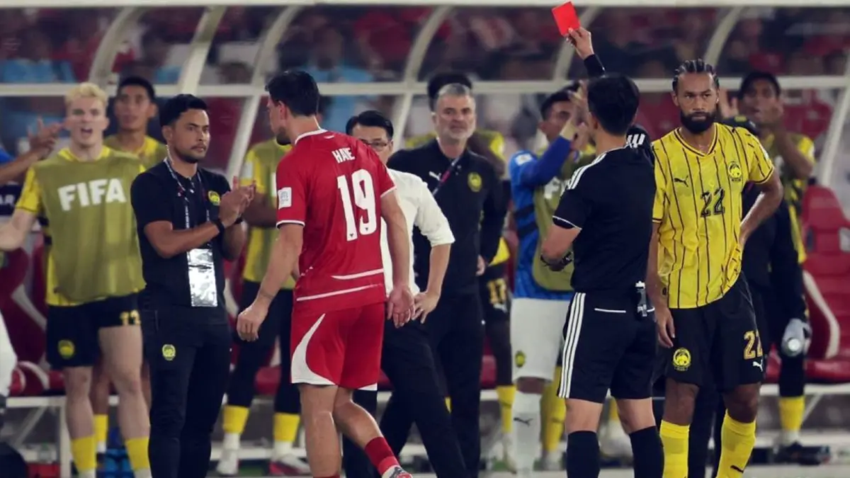 Kevin Diks membela Thom Haye yang mendapat kartu merah saat Indonesia bermain imbang 0-0 melawan Malaysia di SUGBK, Jakarta.