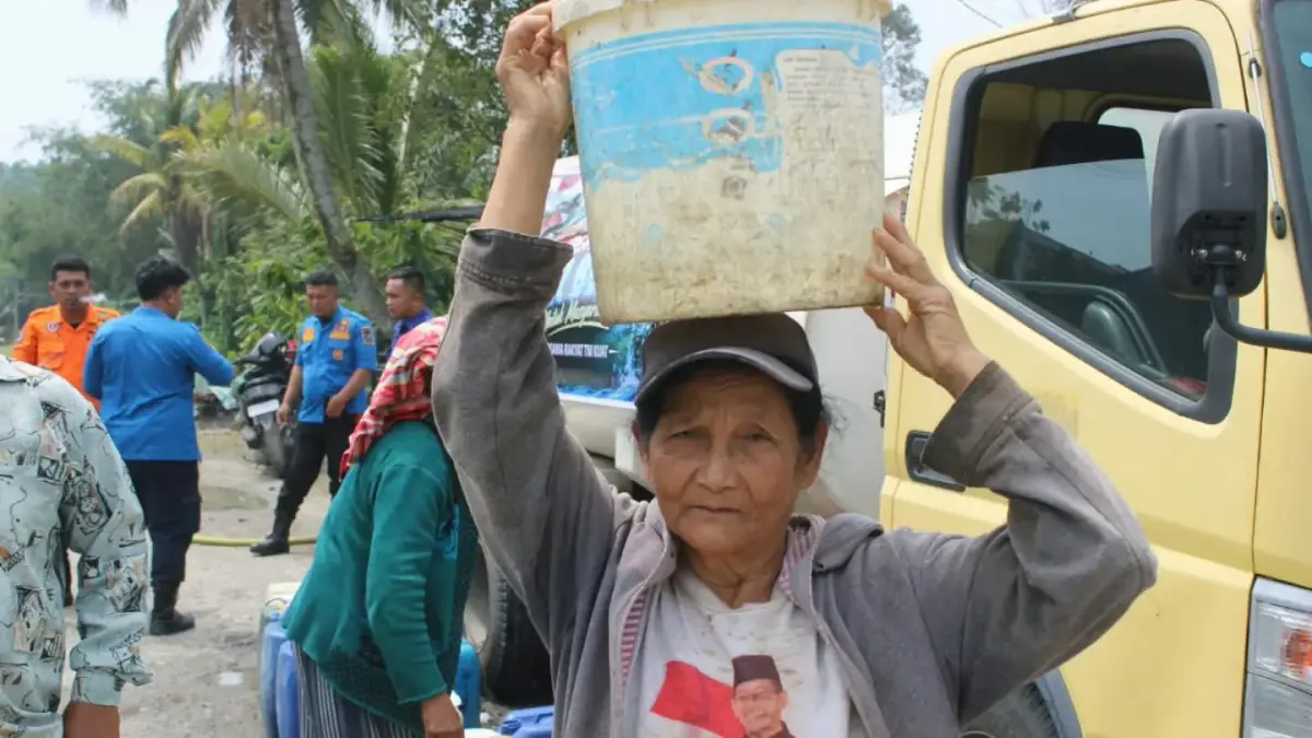 Kodim 0207/Simalungun menyalurkan bantuan air bersih kepada warga Nagori Raya Bosi, Kecamatan Raya, di tengah kondisi kekeringan.