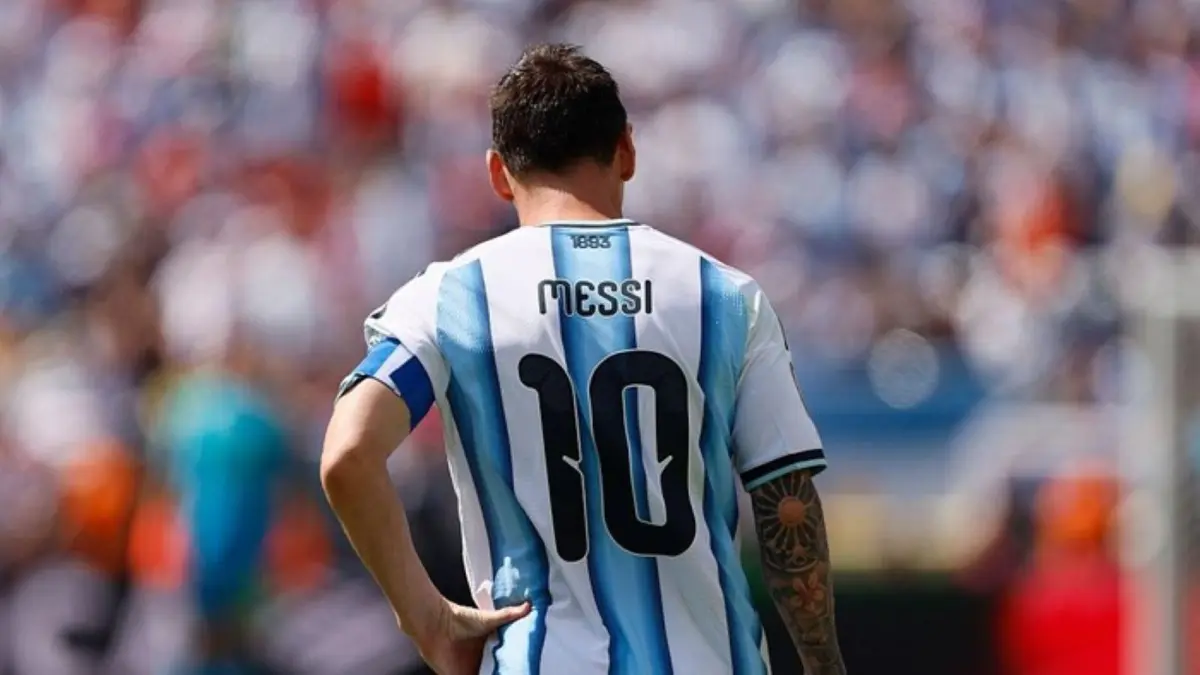 Lionel Messi kembali mengenakan nomor 10 dalam laga perpisahan bersama Timnas Argentina melawan Benin pada 6 Oktober.