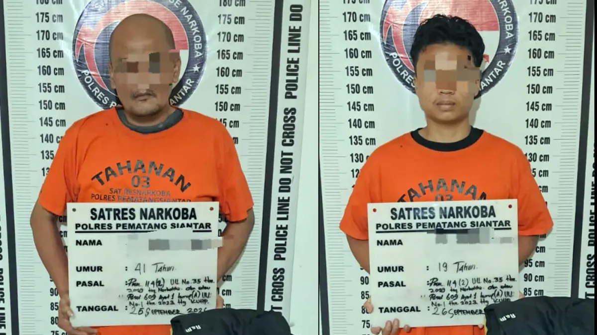Polisi menunjukkan barang bukti 100 butir pil ekstasi merek Marvel yang disita dari dua tersangka dalam pengungkapan kasus narkotika di Pematangsiantar dan Simalungun.