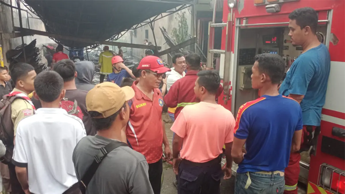 Rumah semi permanen yang terbakar.