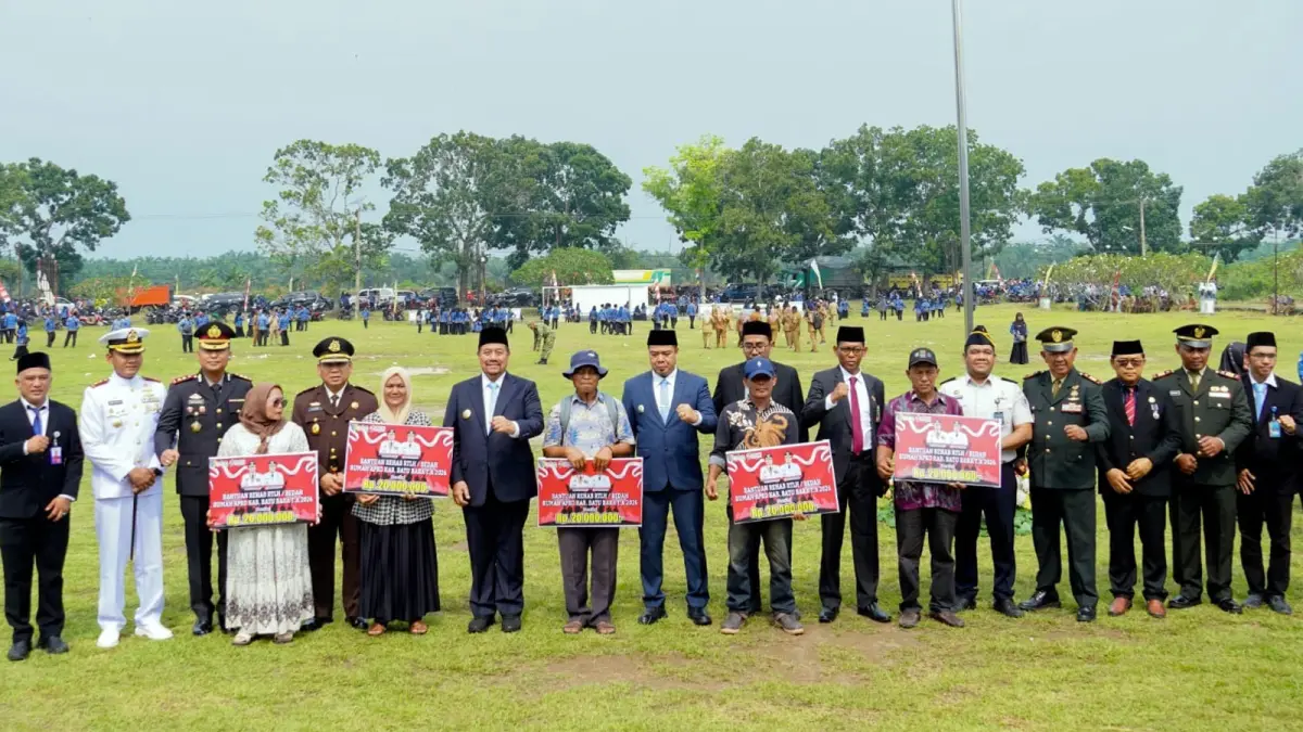Bupati Batu Bara Dr. H. Baharuddin Siagian menyerahkan bantuan program bedah rumah tidak layak huni kepada masyarakat.