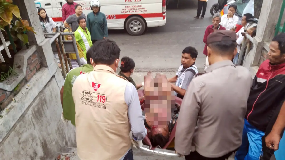Petugas mengevakuasi NSR yang tersengat listrik di Jalan Medan, Pematangsiantar. Korban mengalami luka bakar hingga 90 persen.