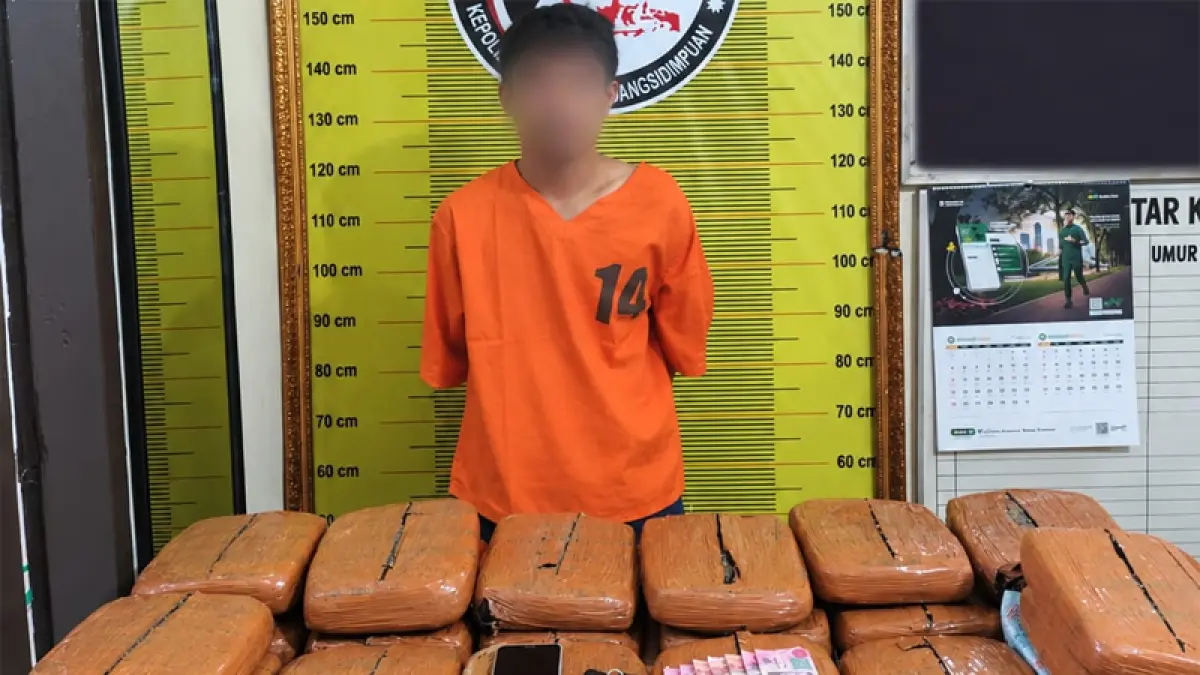 Tersangka dan barang bukti.