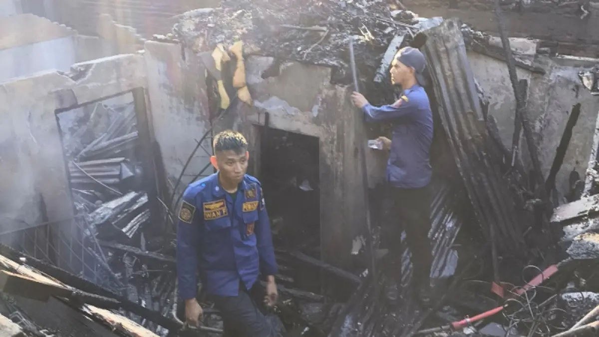 Petugas Satpol PP dan Damkar Kota Tanjungbalai memadam api.