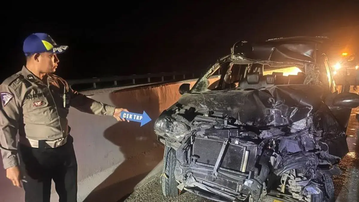 Polisi melakukan olah TKP kecelakaan yang menewaskan PNS asal Madina di Jalan Tol JMKT Km 66+800, Sergai.