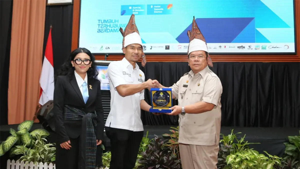Wali Kota Pematangsiantar Wesly Silalahi SH MKn didampingi Claudia Benedita Pardede menyerahkan cenderamata kepada pengurus HIPMI Sumut.