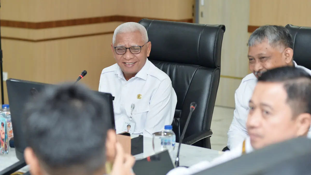 Wakil Gubernur Sumatera Utara Surya mengikuti Rapat Koordinasi Pelaksanaan Kegiatan Bawang Putih Tahun 2026 dan Persiapan Tahun 2027 bersama Direktorat Jenderal Hortikultura Kementerian Pertanian RI di Kantor Gubernur Sumut, Medan, Rabu (7/10/2026). (Foto: Alexander AP Siahaan/Diskominfo Provsu)