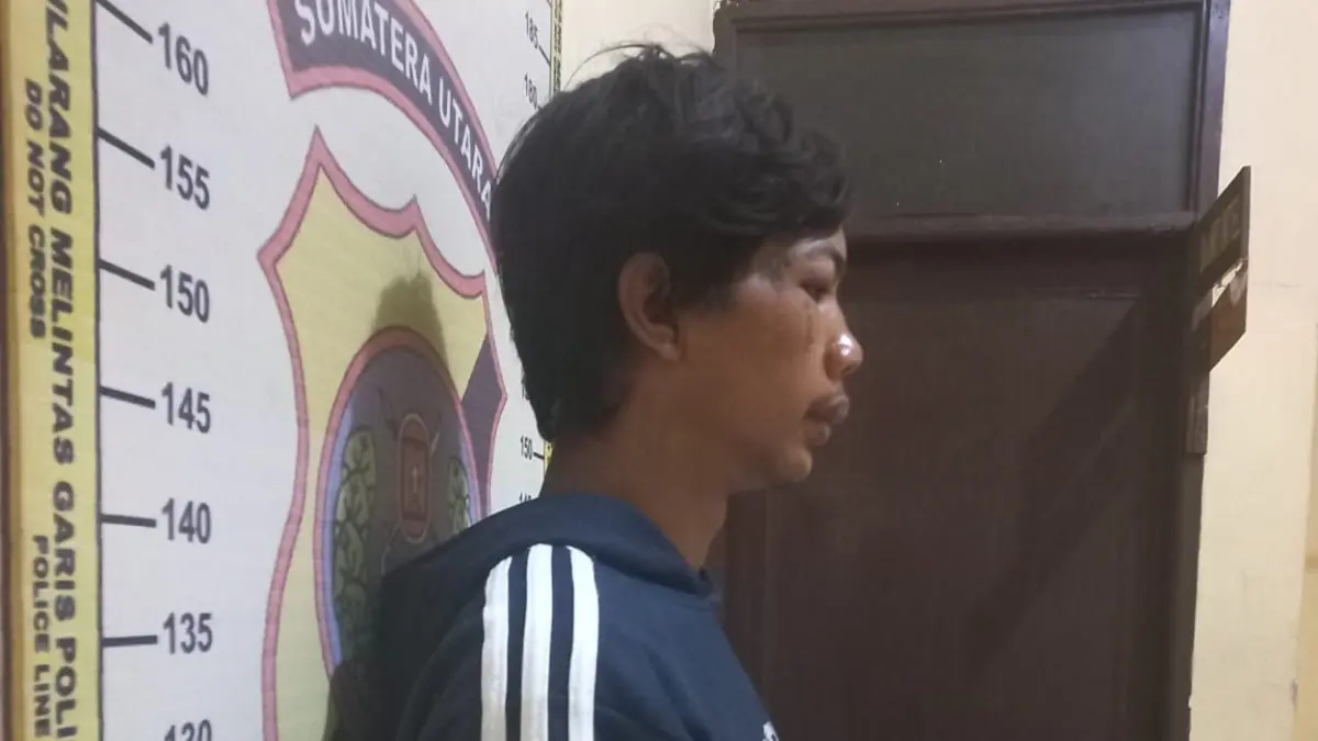 Karyawan RM Ayam Pecak yang diduga melarikan sepeda motor milik toke saat diamankan polisi.