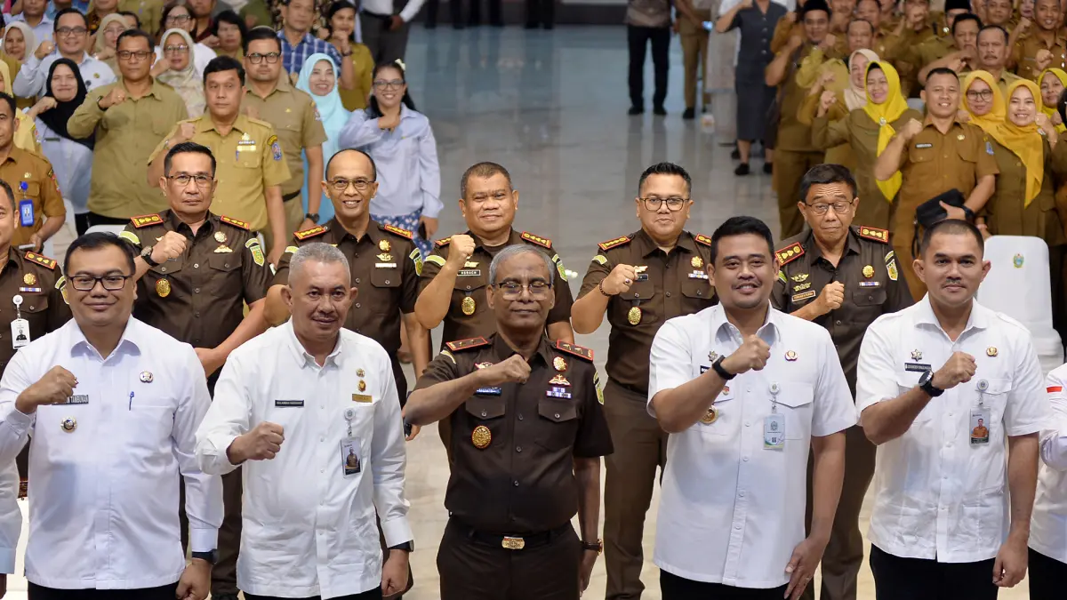 Gubernur Sumut Bobby Nasution bersama Kepala Kejati Sumut Muhibuddin menandatangani nota kesepahaman pencegahan penyimpangan dan gangguan dalam penyelenggaraan pendidikan di Aula Raja Inal Siregar, Kantor Gubernur Sumut, Medan, Selasa (6/10/2026). Foto: Alexander AP Siahaan/Diskominfo Provsu.