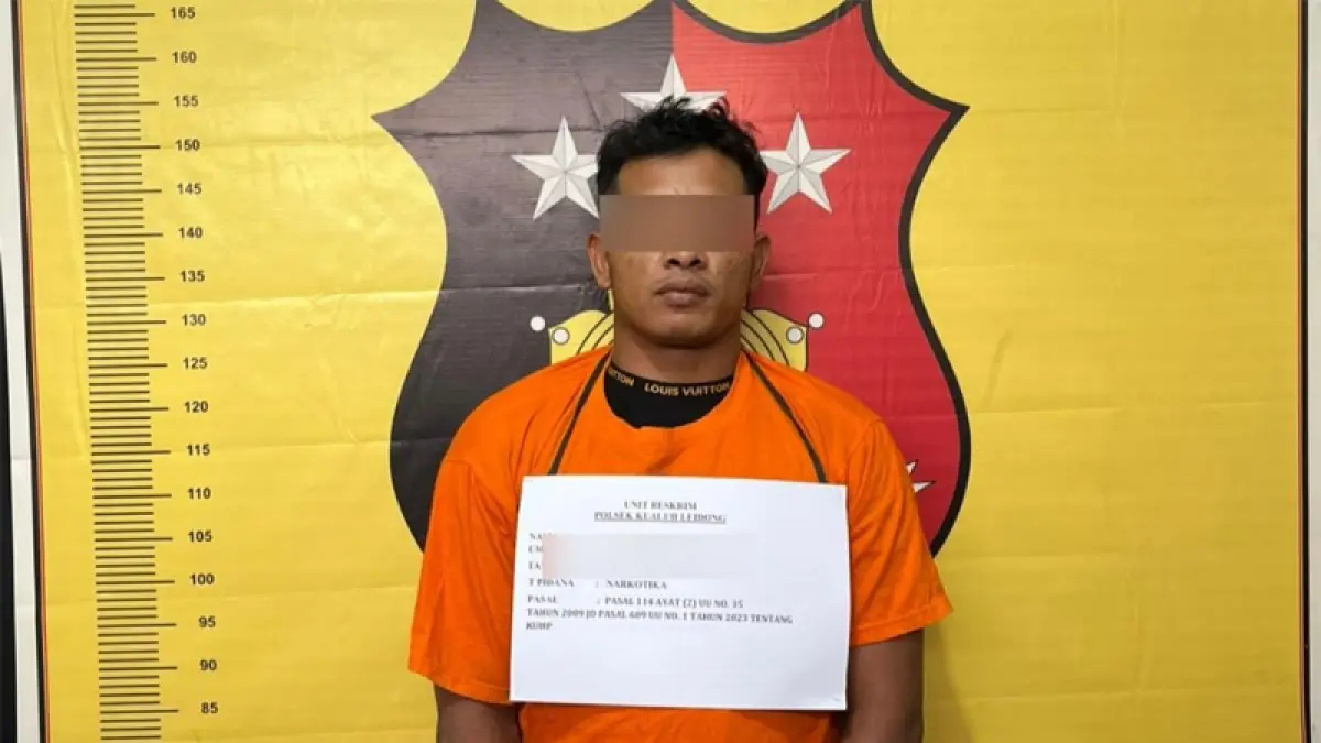 Tersangka saat diamankan polisi.