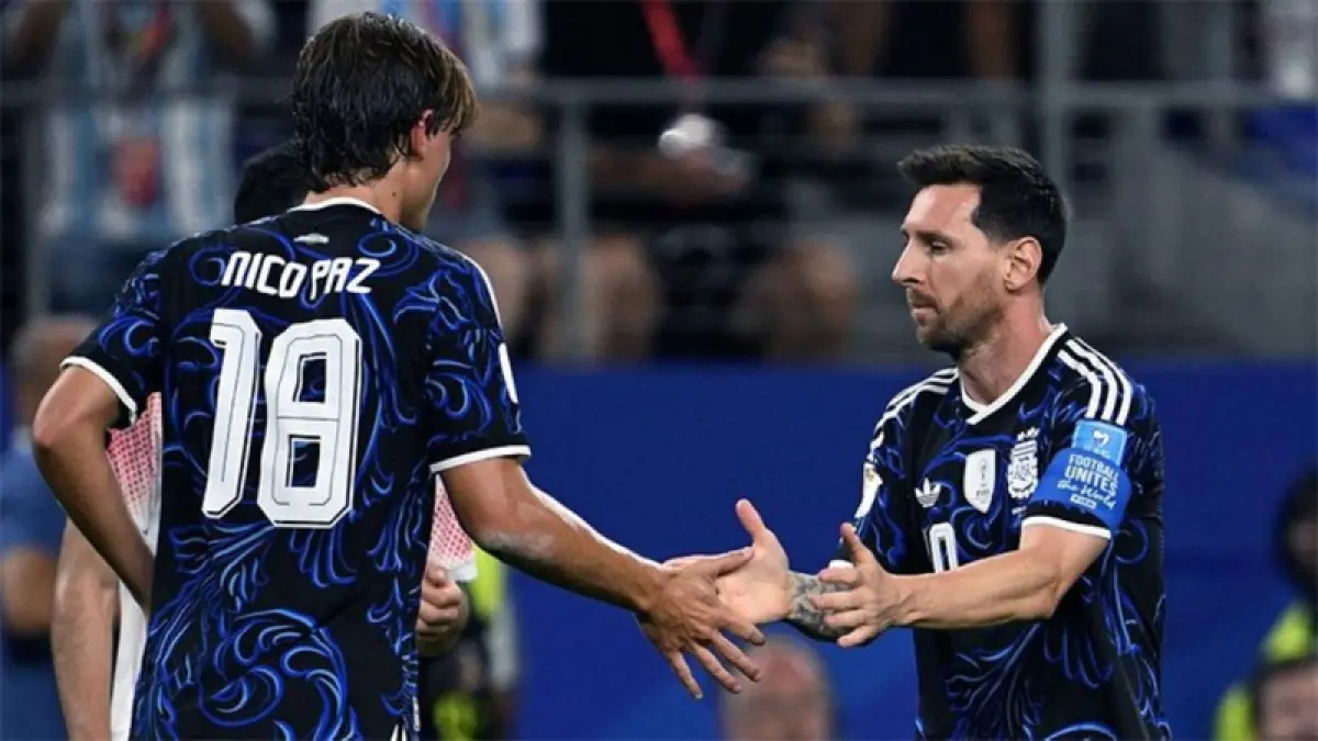 Lionel Messi dan Nico Paz.